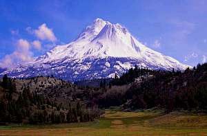 view of mount shasta covered in snow